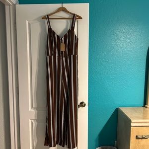 Brown jumpsuit purchased at Bealls never worn by  blue pepper size large